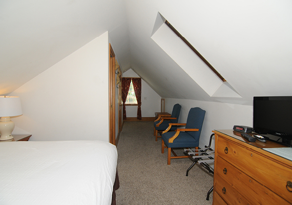 3 bedroom, 2.5 bath with En suite master, galley Kitchen, grand room, full private sun deck, air conditioning and heating, WiFi, iHome, Comcast TV/DVD.