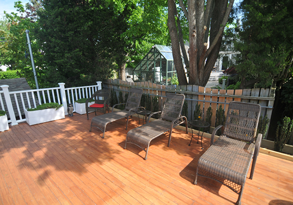 3 bedroom, 2.5 bath with En suite master, galley Kitchen, grand room, full private sun deck, air conditioning and heating, WiFi, iHome, Comcast TV/DVD.