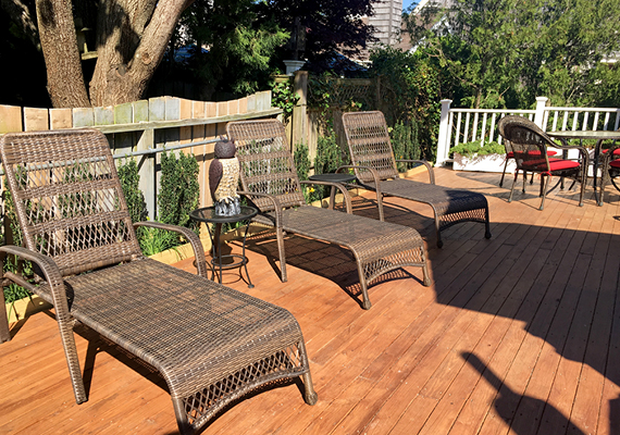 3 bedroom, 2.5 bath with En suite master, galley Kitchen, grand room, full private sun deck, air conditioning and heating, WiFi, iHome, Comcast TV/DVD.